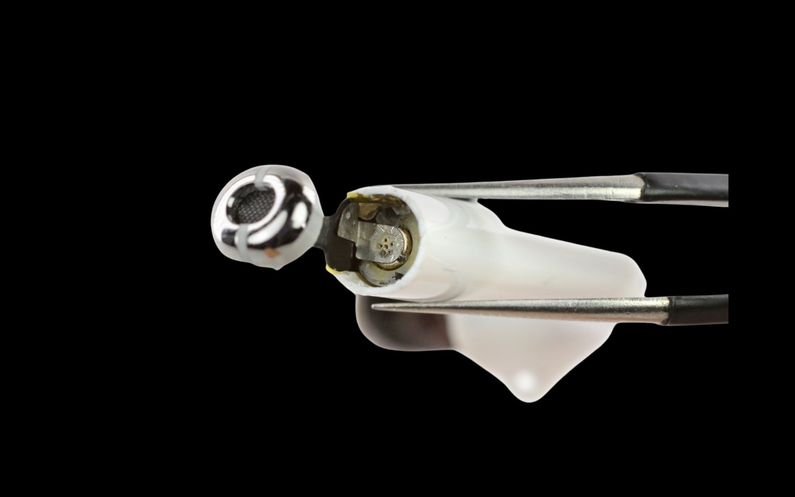AirPods abertos em bancada técnica especializada
